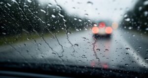 Traitement anti-pluie : solution miracle ou gadget ? Comment l&rsquo;industrie du vitrage révolutionne la visibilité